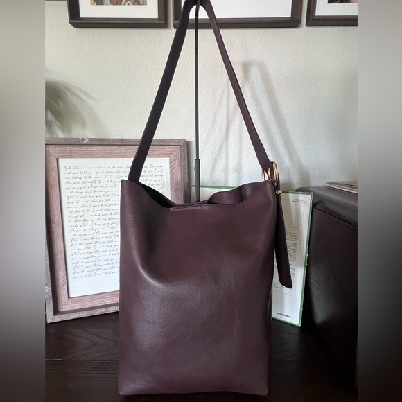 Madewell The Essential Bucket Tote in Chocolate Raisin - Picture 2 of 8